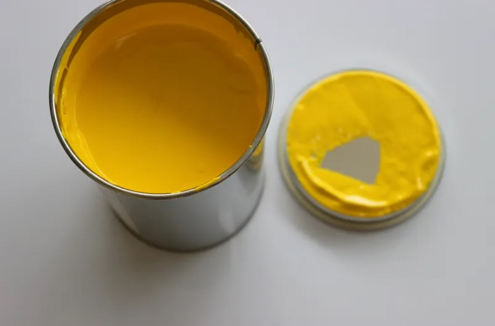 在印刷行業(yè)，油墨的品質(zhì)直接影響生產(chǎn)的品質(zhì)及效率。當(dāng)油墨粘度過低的時候，印刷會出現(xiàn)印刷露白，暈圈，水紋等現(xiàn)象。為了使體系達(dá)到足夠的穩(wěn)定周期以滿足實際使用要求，往往需要添加一些助劑以獲得期望的穩(wěn)定性。比如，丙烯酸增稠劑就是個不錯的選擇。它可以讓我們的印刷產(chǎn)品質(zhì)量更加穩(wěn)定，也可以適度彌補(bǔ)印版、紙板及設(shè)備方面的不足之處。今天在這里給大家介紹一下丙烯酸增稠劑的作用和優(yōu)點。 丙烯酸增稠劑的作用和優(yōu)點 丙烯酸增稠劑是一種非離子疏水改性聚氨酯流變增稠劑，具有出色的高剪切粘度增稠效果，良好的成膜性能和光澤特性，可