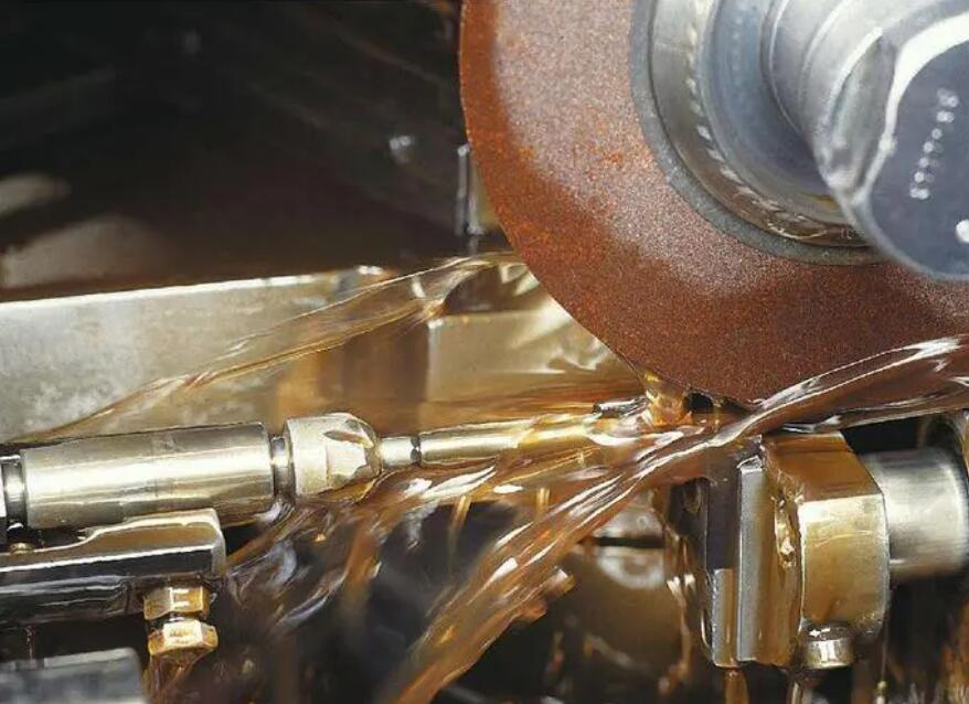 (圖:合成切削液展示圖)